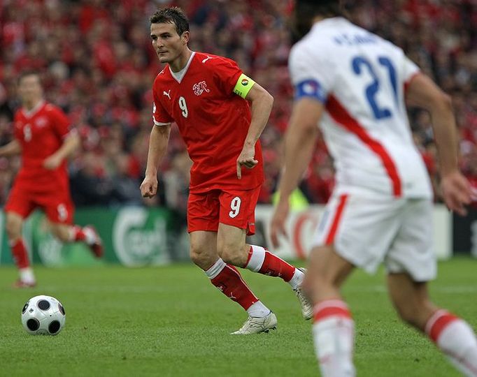 Kapitán švýcarské reprezentace Alexander Frei (#9) při rozehrávce.