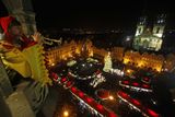 Slavnostní rozsvícení zároveň zahájilo letošní vánoční trhy. Strom zdobí padesát tisíc světýlek v červené a zlaté barvě. Symbolicky navozují atmosféru českého království.