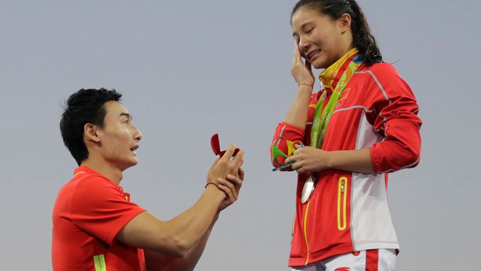 Čínský skokan do vody Čchin Kchaj žádá o ruku svou kolegyni Chen C'. Ta obdržela nejprve stříbrnou medaili od organizátorů, poté diamant od nápadníka.
