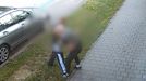 Brněnští kriminalisté objasnili sérii násilných loupeží, které má na svědomí jednatřicetiletý recidivista. Oběti vláčel po zemi a kopal do nich, vše zachytily kamery.