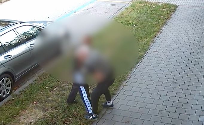 Brněnští kriminalisté objasnili sérii násilných loupeží, které má na svědomí jednatřicetiletý recidivista. Oběti vláčel po zemi a kopal do nich, vše zachytily kamery.