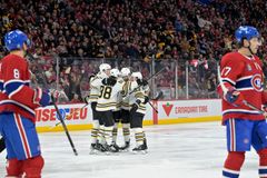 Zacha skóroval po 36 vteřinách, ale Boston urval jen bod. Kämpf má první gól sezony