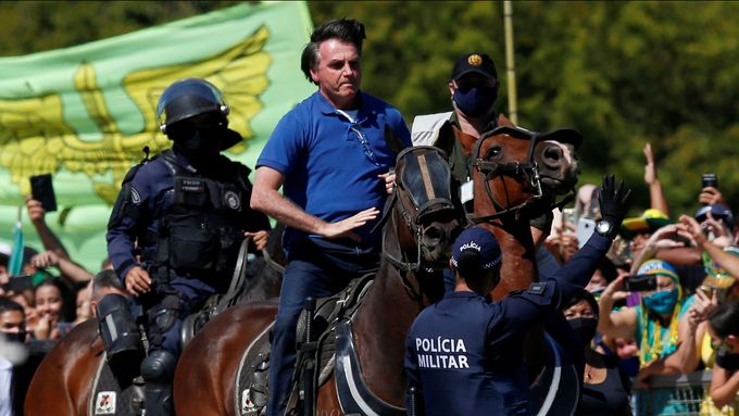 Jair Bolsonaro na koni během demonstrace na jeho podporu.