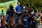 Jair Bolsonaro na koni během demonstrace na jeho podporu.