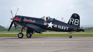 Stíhačka z amerických letadlových lodí Vought F4U-4 Corsair.