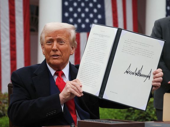 Trump v živě přenášeném vystoupení v Růžové zahradě Bílého domu oznámil, že minimální clo pro všechny obchodní partnery má činit deset procent.