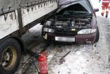K vážné dopravní nehodě došlo na silnici u Hořic na Jičínsku. Osobní vozidlo Ford Mondeo narazilo do návěsu před ním jedoucího nákladního vozidla Mercedes Actros.
