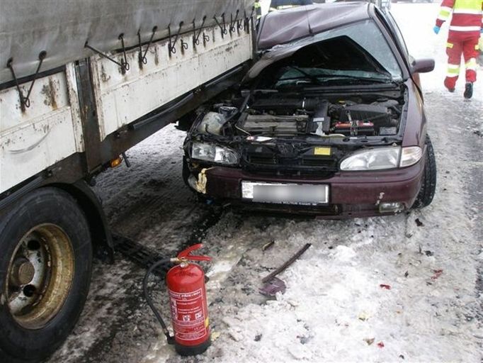 K vážné dopravní nehodě došlo na silnici u Hořic na Jičínsku. Osobní vozidlo Ford Mondeo narazilo do návěsu před ním jedoucího nákladního vozidla Mercedes Actros.