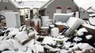 Pozůstatky osobních věcí, které v oblasti West Beach Haven poničila bouře Sandy, nyní pokryla vrstva sněhu tlustá víc než 10 cm. New Jersey