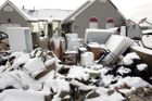 Vybavení ze zničených domů, které v oblasti West Beach Haven poničila bouře Sandy, pokryla vrstva sněhu vysoká několik centimetrů. (New Jersey)