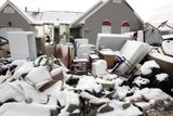 Vybavení ze zničených domů, které v oblasti West Beach Haven poničila bouře Sandy, pokryla vrstva sněhu vysoká několik centimetrů. (New Jersey)