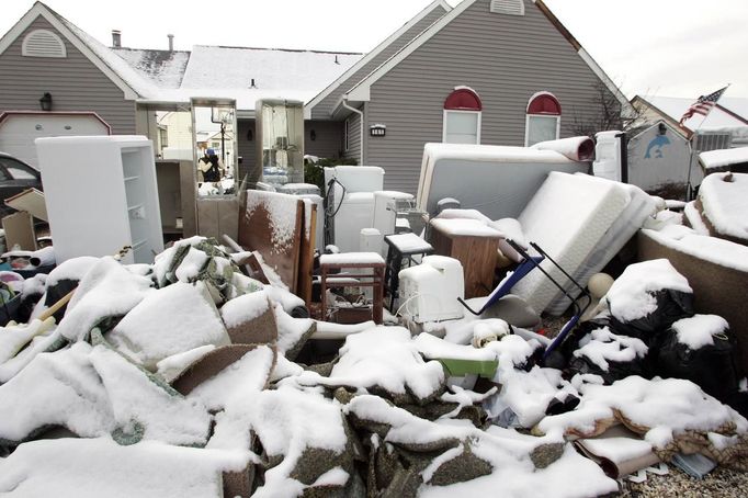 Pozůstatky osobních věcí, které v oblasti West Beach Haven poničila bouře Sandy, nyní pokryla vrstva sněhu tlustá víc než 10 cm. New Jersey