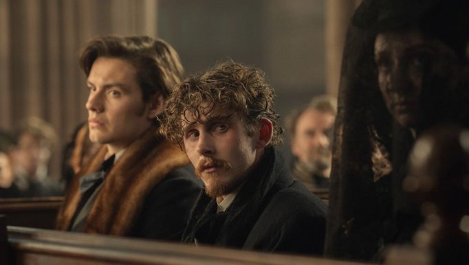 Z britského seriálu Stevena Knighta Rod Guinessů (2025).