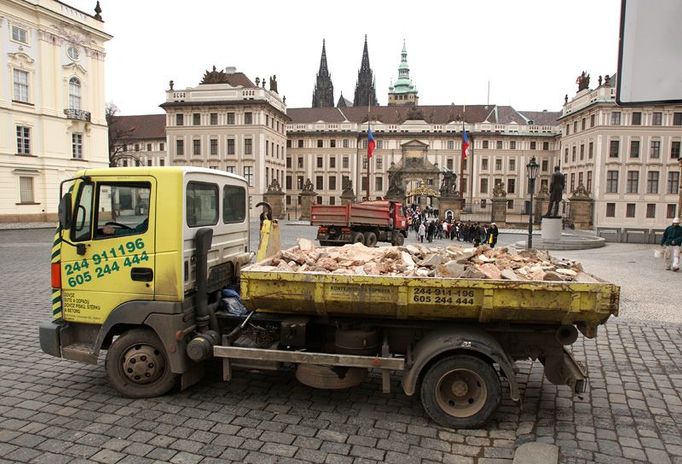 Hradčanské náměstí před Matyášovou branou do Hradu. Tady je dost místa, žádná městská hromadná doprava, zvládly se tu i lyžařské závody. Jen ten chrám odsud není pořádně vidět. Ale s úklidem už se začalo.