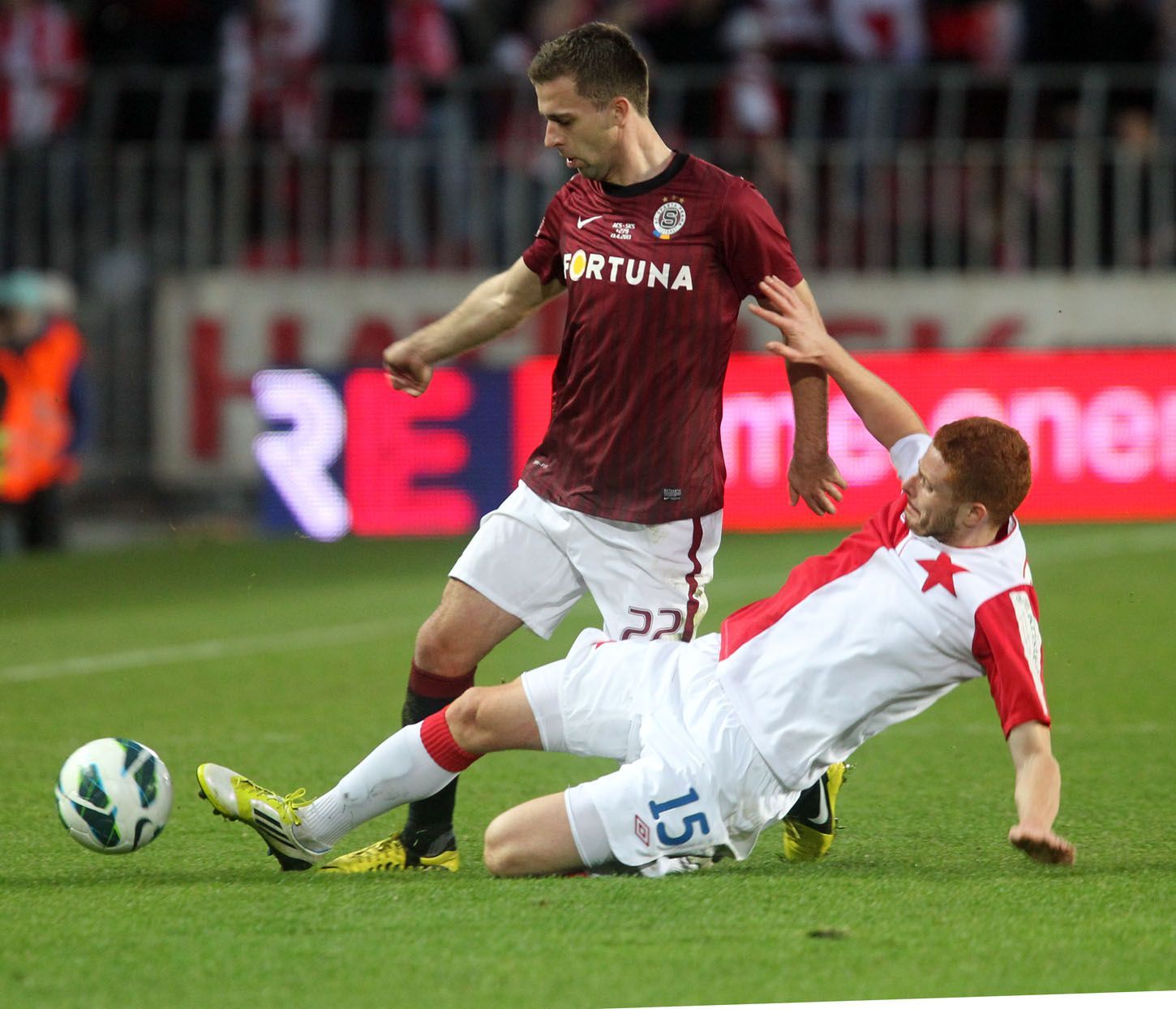 Fotbal, Sparta - Slavia: Josef Hušbauer (22) - Marcel Gecov