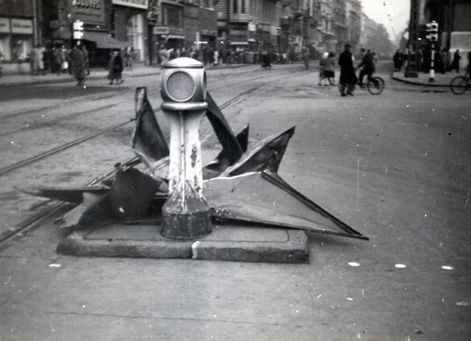 Podle na trosky stržené hvězdy během revolučních událostí v Budapešti  v roce 1956.