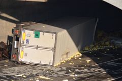 Kamion na D5 narazil do vozu údržby, tři lidé se zranili