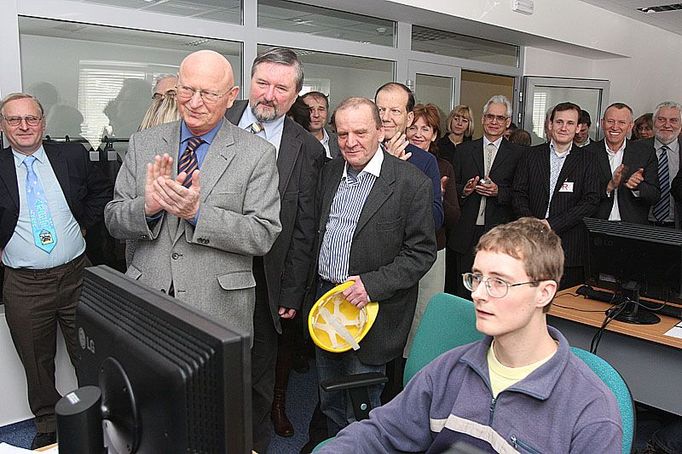 Hosté zatleskali. Pokusný "výstřel" sledovali telemostem i fyzici z anglie, kteří tokamak vyrobili a za jednu libru českým kolegům prodali