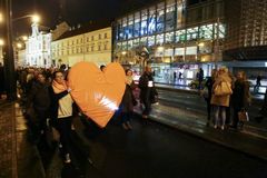 Účastníci pochodu za Václava Havla přinesli na Hrad srdce. Zemanovi ho nedali, prý si ho nezaslouží