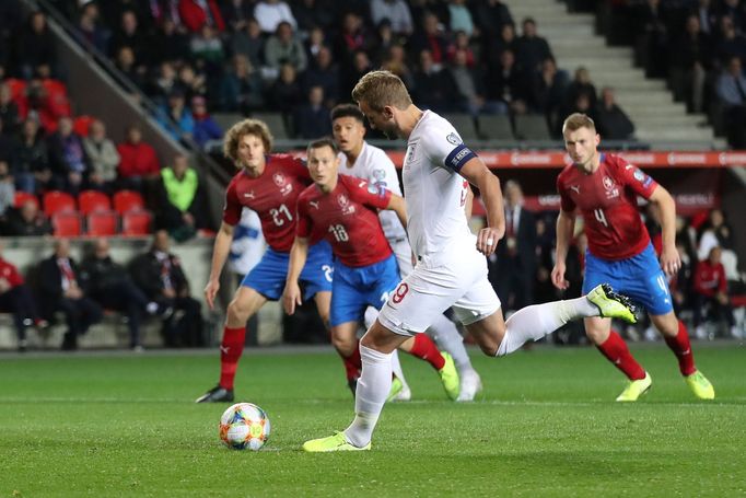 Harry Kane dává gól z penalty v utkání kvalifikace ME 2020 Česko - Anglie