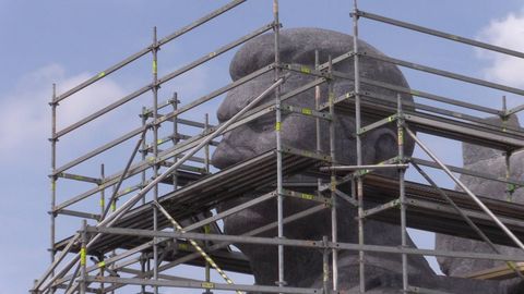 Stalin znovu na pražské Letné. Autora pomníku monument zničil, je to esence 50. let, říká producent