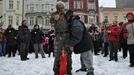 Na Jiráskově náměstí zvaném Kuří rynek v centru Ostravy se po třetí hodině odpoledne sešlo asi 300 protestujících. Organizátoři malého shromáždění měli k dispozici pouze málovýkkonný megafon, takže už dvacet metrů od řečníka nebylo srozumitelné, co lidem říká. Část přítomných se na Kuří rynek přesunula ze sousedního Masarykova náměstí, kde popíjeli medovinu na vánočních trzích.