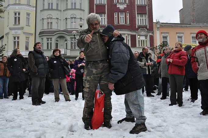 Na Jiráskově náměstí zvaném Kuří rynek v centru Ostravy se po třetí hodině odpoledne sešlo asi 300 protestujících. Organizátoři malého shromáždění měli k dispozici pouze málovýkkonný megafon, takže už dvacet metrů od řečníka nebylo srozumitelné, co lidem říká. Část přítomných se na Kuří rynek přesunula ze sousedního Masarykova náměstí, kde popíjeli medovinu na vánočních trzích.