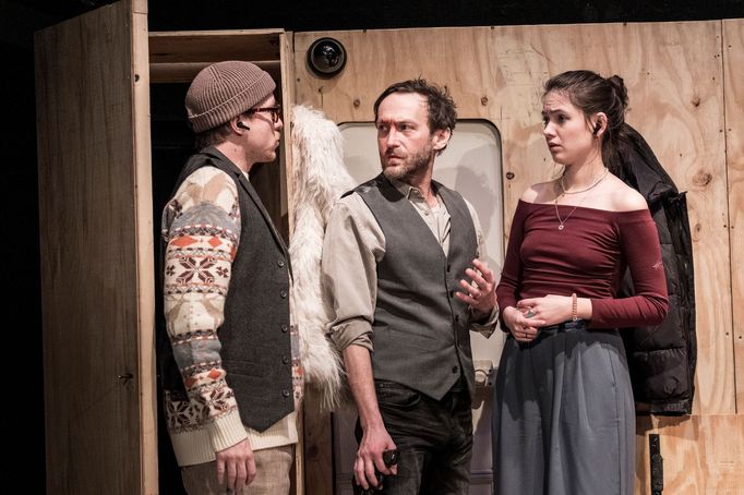 Jan Grundman v roli Ejlerta, Viktor Zavadil coby Jorgen a Romana Widenková jako Tea.