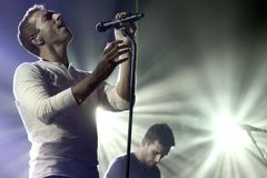 RECENZE Coldplay dělají z utírání prachu posvátnou relikvii