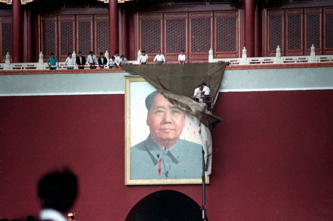 Čína - Tiananmen - 23. května 1989 - strhávání portrétu Mao Ce-tunga