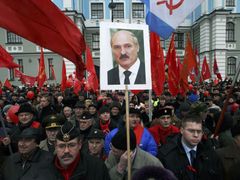Tato modla je ale novější - běloruský diktátor Lukašenko nad hlavami ruských soudruhů.
