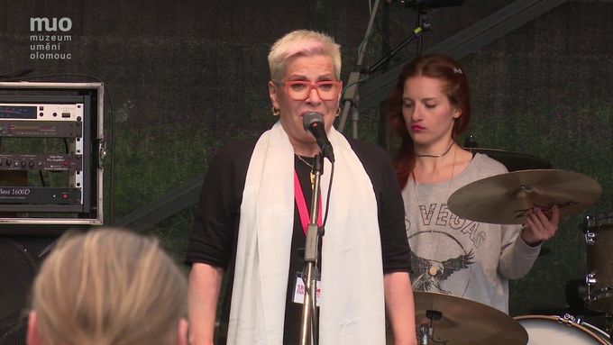 Dagmar Pecková se v květnu zúčastnila také koncertu Sbohem, pane ministře, uspořádanému na protest proti ministrovi kultury Antonínu Staňkovi.