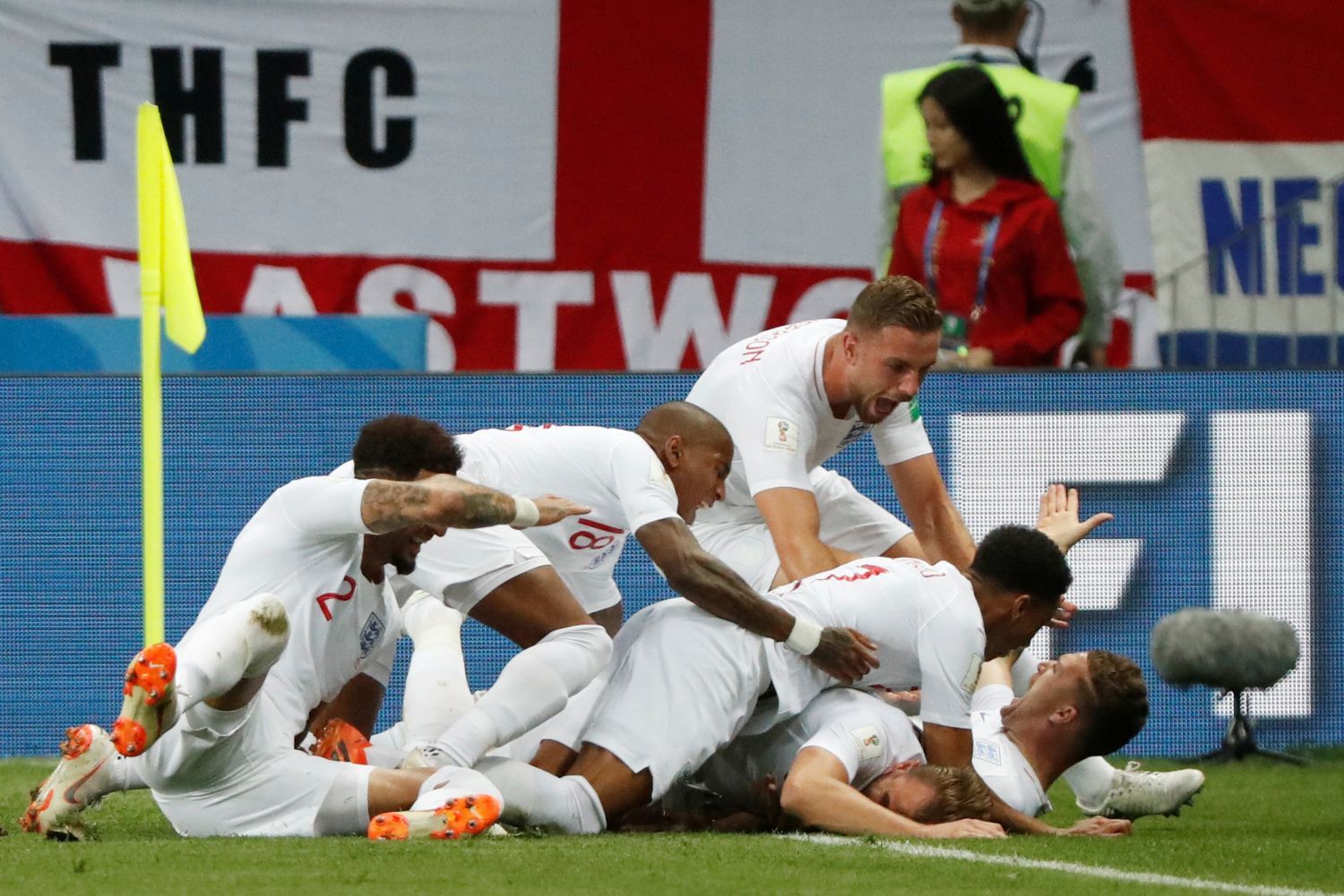 Kieran Trippier slaví gól v semifinále MS 2018 Chorvatsko - Anglie