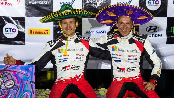 Sébastien Ogier a navigátor Julien Ingrassia z týmu Toyota slaví triumf v Mexické rallye 2020