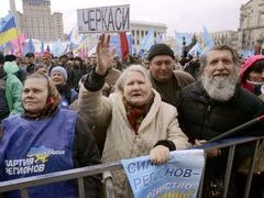 Teď patří Majdan nám! Příznivci premiéra Janukovyče po vzoru svých oranžových protivníků vyšli do ulic a dokonce si postavili stanové městečko