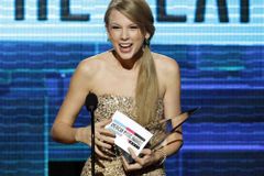 Taylor Swiftová i Adele mají tři Americké hudební ceny