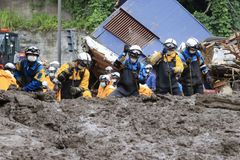 Po sesuvu půdy v japonském letovisku Atami se pohřešuje více než 100 lidí