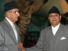 Král Gjánéndra (vpravo) s politickým rivalem, premiérem Giridžou Prasadem Kojralou