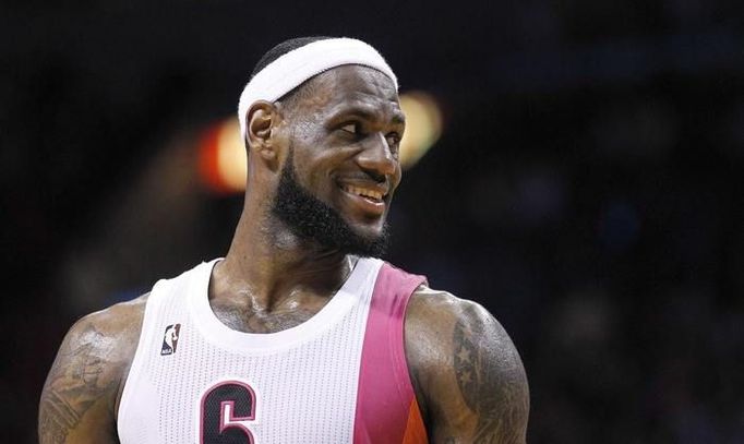 V závěrečné čtvrtině už si LeBron James zápas naplno užíval