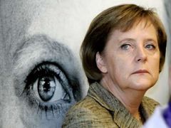 Když Angela Merkelová žila v NDR, měla by vědět, že ideologie jsou nebezpečné, říká Klaus.