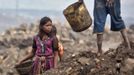 Locals prepare to collect coal from an open cast coal field at Dhanbad district in the eastern Indian state of Jharkhand September 20, 2012. With oil and gas output disappointing and hydropower at full throttle, Asia's third-largest economy still relies on coal for most of its vast energy needs. About 75 percent of India's coal demand is met by domestic production and, according to government plans, that won't change over the next five years. Picture taken September 20, 2012. To match INDIA-COAL/ REUTERS/Ahmad Masood (INDIA - Tags: BUSINESS EMPLOYMENT ENERGY SOCIETY ENVIRONMENT) Published: Říj. 21, 2012, 10:21 odp.