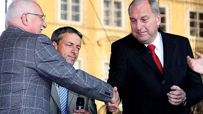 Prezident a jeho nástupce? Václav Klaus třese rukou Evženu Tošenovskému v kampani před krajskými volbami v roce 2008.