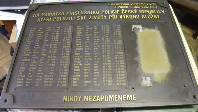 Pamětní deska padlých policistů nyní patří Muzeu Policie ČR.