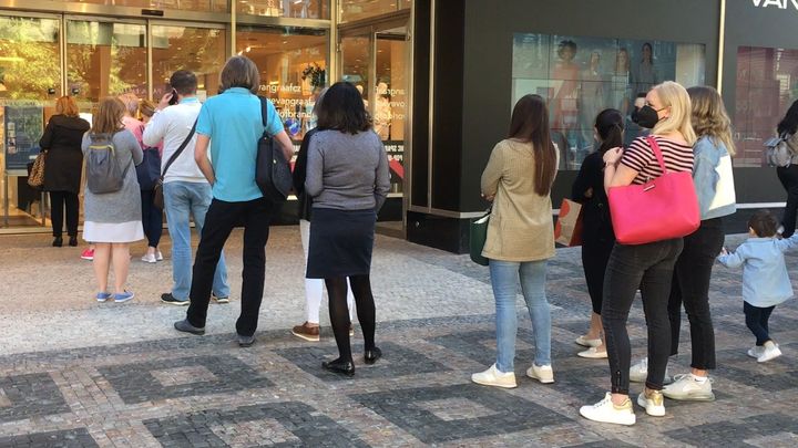 Fronta na boty i oblečení, jedna z nejdelších je ale stále na covid testy; Zdroj foto: Erika Šedivá