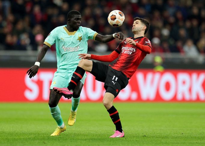 Plzeňský El Hadji Malick Diouf v souboji s Christianem Pulisicem z AC Milán