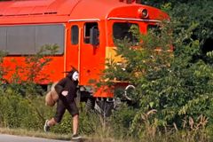 Maďar převlečený za šneka závodil s vlakem, chtěl dokázat, jak pomalu jezdí. Běh s přehledem vyhrál