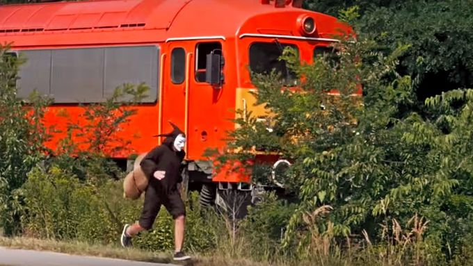 Maďar převlečený za šneka závodil s vlakem, chtěl dokázat, jak pomalu jezdí. Běh s přehledem vyhrál