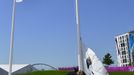 Members of the British armed forces are seen raising Olympic flags in the Athletes Village at Olympic Park in Stratford in east London July 23, 2012. REUTERS/Toby Melville (BRITAIN - Tags: MILITARY SPORT OLYMPICS) Published: Čec. 23, 2012, 3 odp.