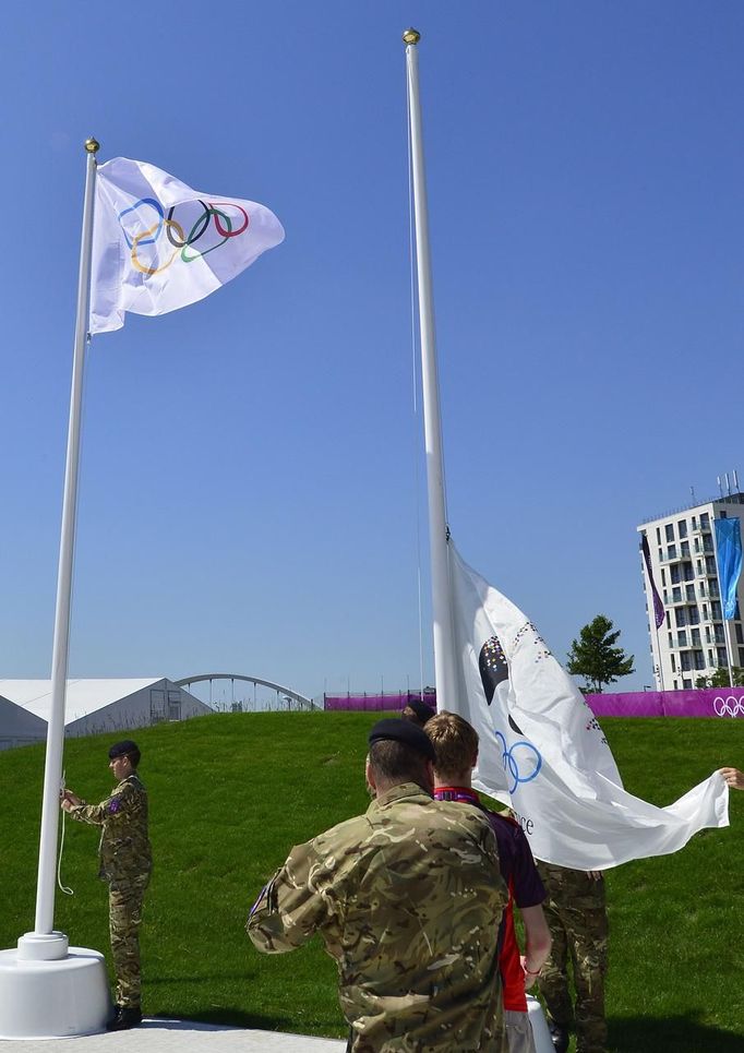 Members of the British armed forces are seen raising Olympic flags in the Athletes Village at Olympic Park in Stratford in east London July 23, 2012. REUTERS/Toby Melville (BRITAIN - Tags: MILITARY SPORT OLYMPICS) Published: Čec. 23, 2012, 3 odp.