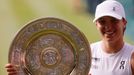 Iga Šwiateková s trofejí pro vítězku Wimbledonu 2025